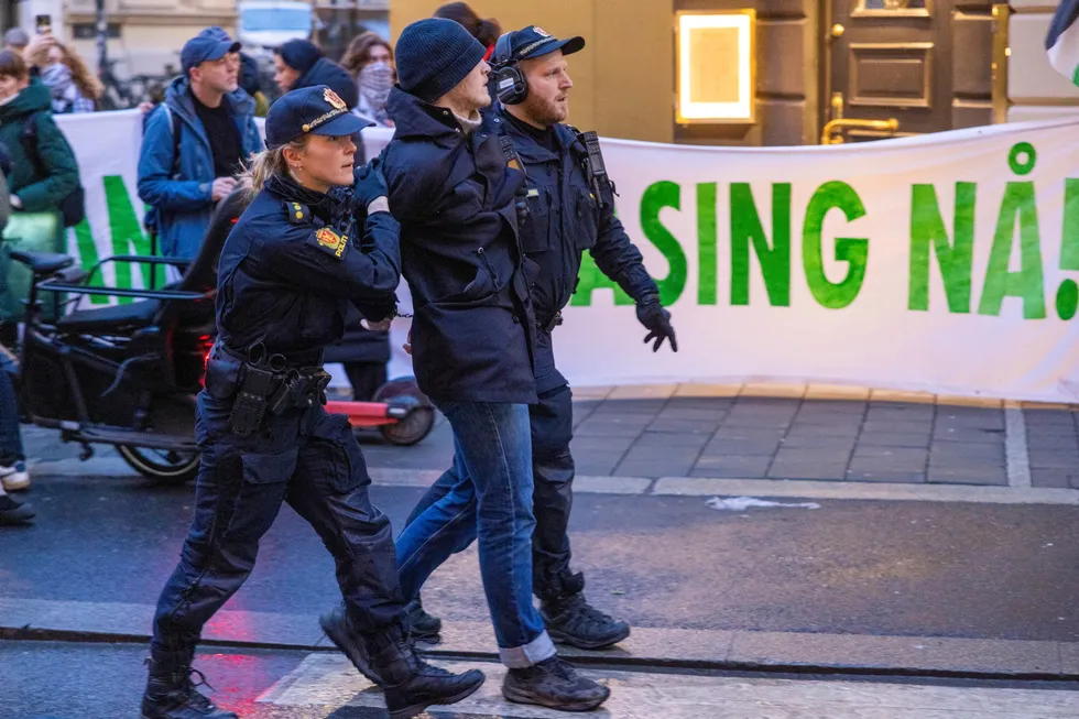 En demonstrant blir ført vekk av politiet på Equinors høstkonferanse 2024.