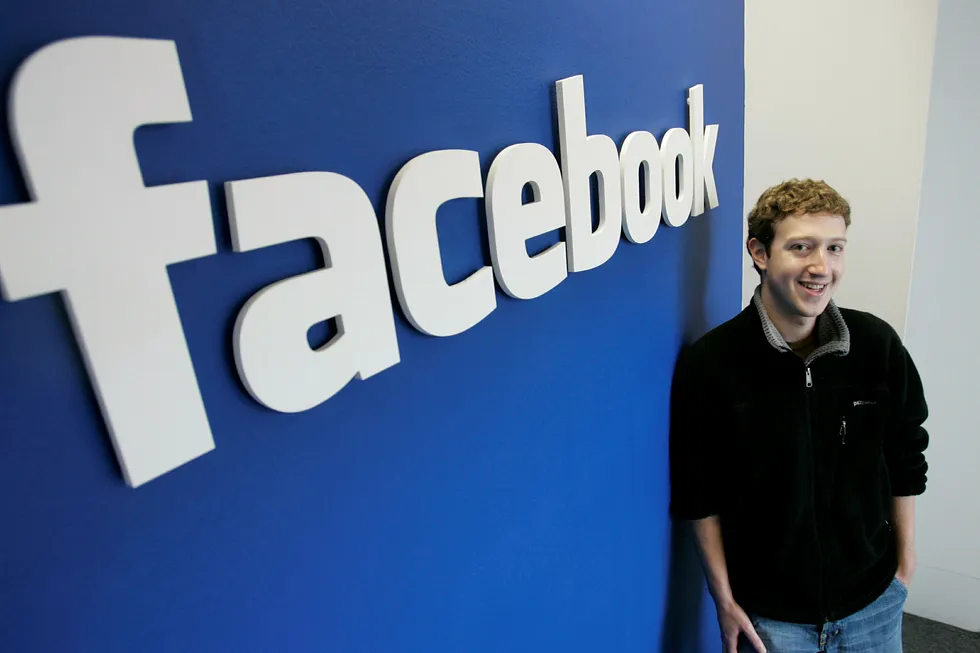 Mandag fyller Facebook 15 år. Her er grunnlegger Mark Zuckerberg med firmalogoen ved kontorene i Palo Alto i California i 2007.