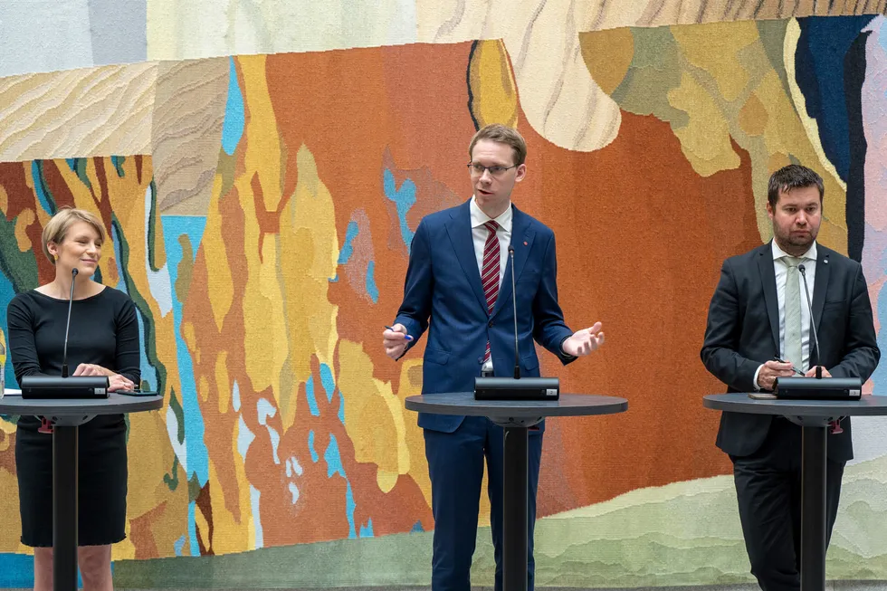SVs Kari Elisabeth Kaski (fra venstre), Arbeiderpartiet, her ved Eigil Knutsen, og Senterpartiets Geir Pollestad er uenig om hvorvidt Norges Bank skal få et tilleggsmandat om grønn omstilling.