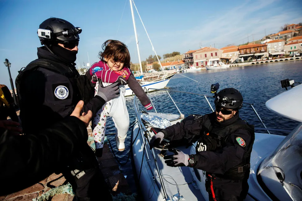 Europakommisjonen vil ha en kraftig økning i budsjettet til EUs grensevaktstyrke, Frontex. Her berger to soldater fra styrken i land et flyktningbarn etter en redningsoperasjon ved den greske øyen Lesbos. Foto: Santi Palacios/AP/NTB Scanpix