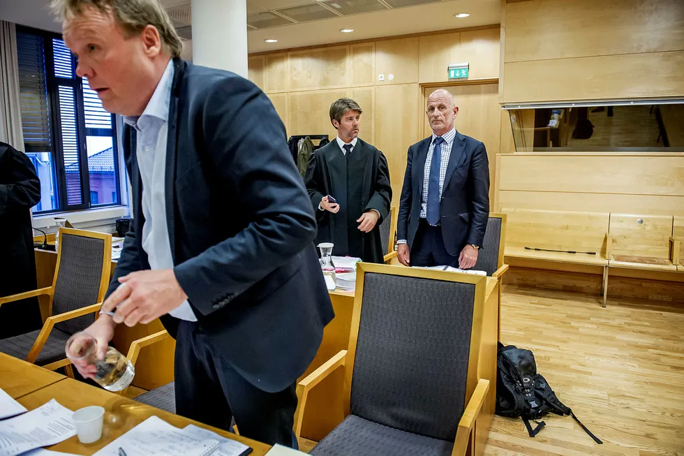 Øyvind Tvilde (t.v.), advokat Nils Henrik Varmann Jørgensen og Peter Chester Warren i retten. Foto: Gorm K. Gaare