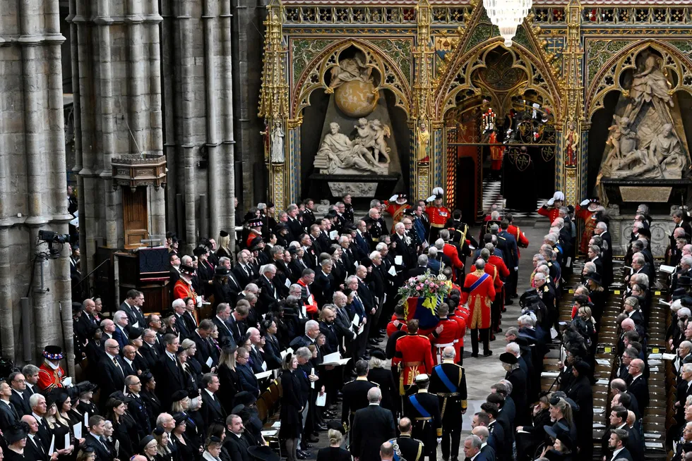 2000 inviterte gjester tok avskjed med dronning Elizabeth i Westminster Abbey mandag.