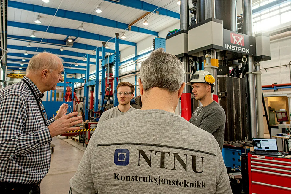Magnus Langseth mener samarbeidet mellom NTNU og Sintef igjen bør diskuteres. Langseth er professor og direktør ved SFI Casa, Institutt for konstruksjonsteknikk ved NTNU.