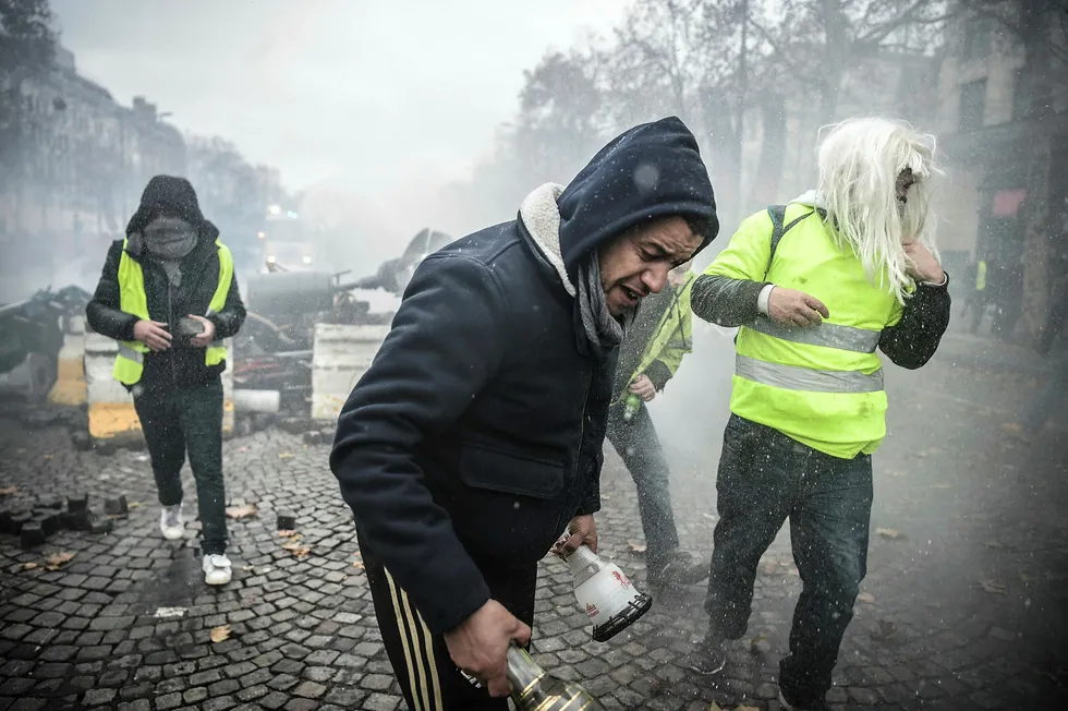Tåregassen lå tykk over Champs Elysees i Paris lørdag formiddag.