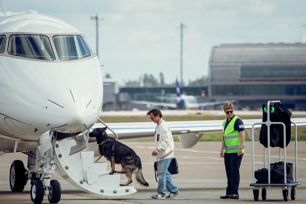 Det er ikke de rikeste som eier sine egne fly, skriver Ole-Andreas Elvik Næss. Her er Petter Stordalen på vei ombord i et privatfly på Gardermoen tidligere i sommer.