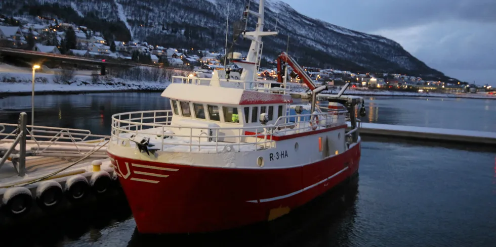 «Marie Emilie» har fisket seg inn helt i toppsjiktet i kveiteflåten. Den vel 16 meter lange reketråleren fra Sørlandet valgte i 2022 å prøve et alternativt fiskeri helt i nord, og har blitt værende i Vest-Finnmark hele sesongen. Her er båten fotografert i «jule-opplag» i Tromsø for kort tid siden.