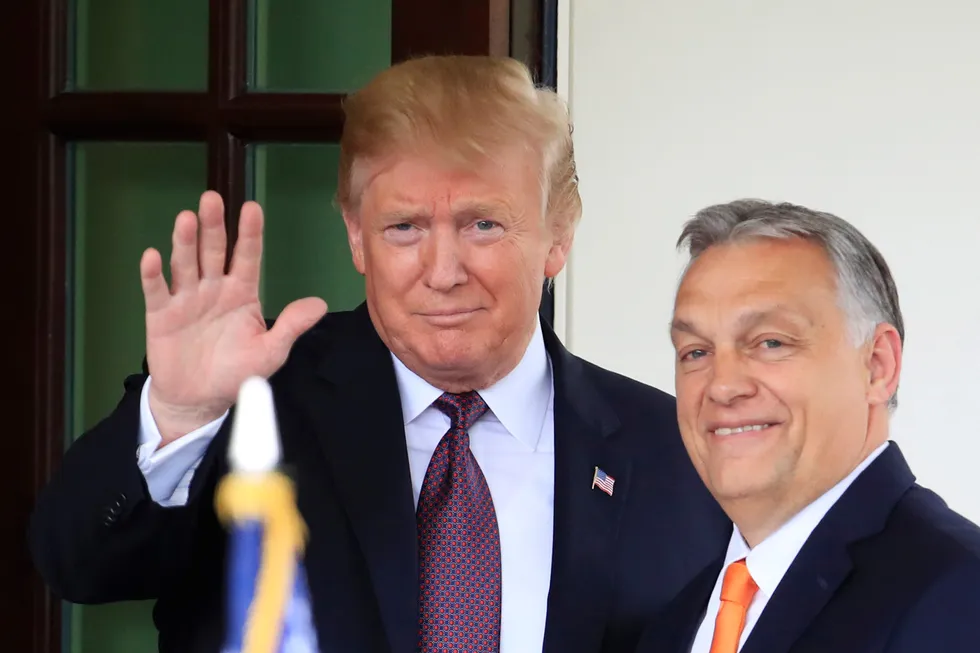 Daværende president Donald Trump møter statsminister Viktor Orbán i 2019. Nå ønsker Trump Orban lykke til før valget i Ungarn.