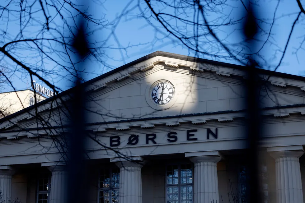 DNB-aksjen faller over fire prosent på Oslo Børs mandag.