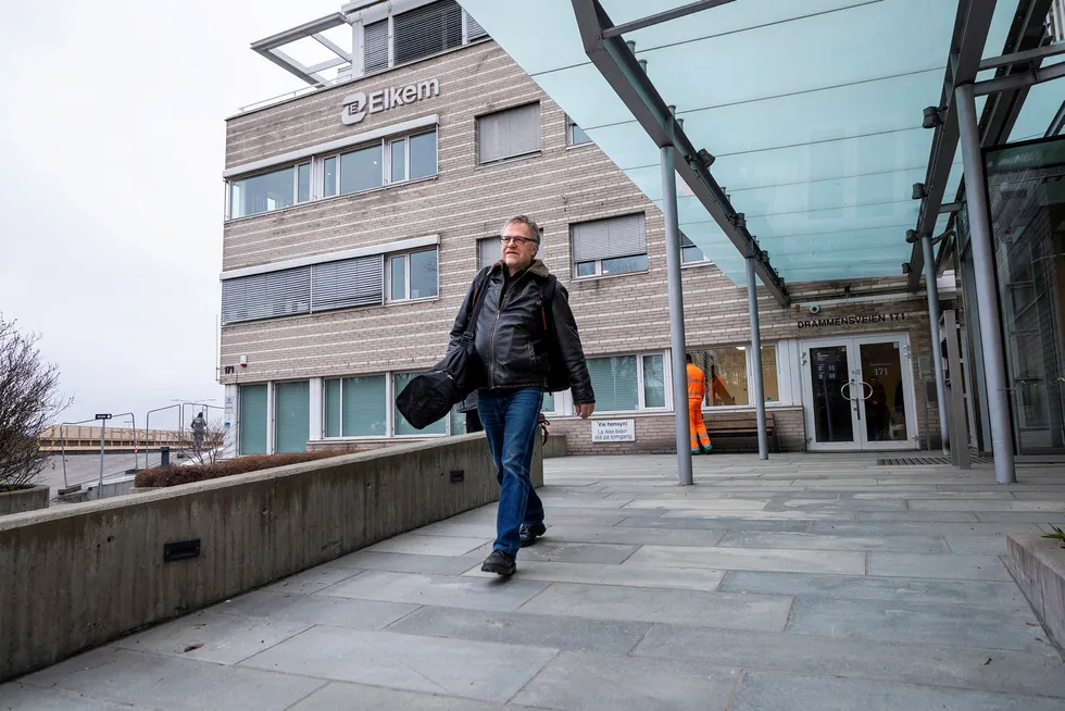 Elkems hovedkvarter i Drammensveien 169 ble stengt etter at en av de ansatte hadde fått påvist koronaviruset. Ingeniør Harald Haaland fikk en ekstra tidlig helg da han kom på jobb fredag morgen.
