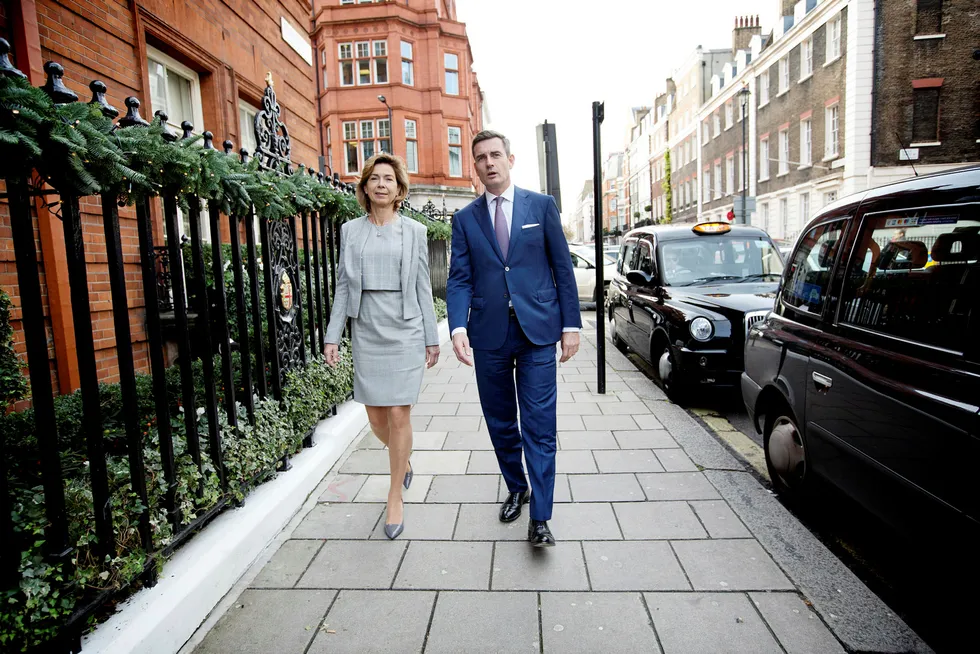 DNBs Kristin Holth og Harald Serck-Hanssen ankommer kapitalmarkedsdagen på Claridge’s Hotel i finansdistriktet Mayfair i London onsdag. Foto: Jeff Gilbert