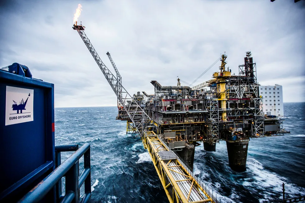 Dyr olje og gass er ikke lenger konkurransedyktig, og etter hvert vil også billigere olje og gass møte veggen. Her fra Osebergfeltet i Nordsjøen. Foto: Gunnar Blöndal