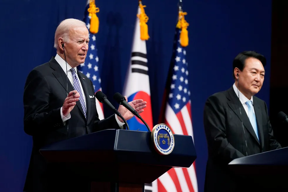 USAs president Joe Biden og Sør-Koreas president Yoon Suk-yeol møttes i fjor under et toppmøte i Seoul. Den sørkoreanske presidenten vil tilbringe hele denne uken i USA på et statsbesøk.
