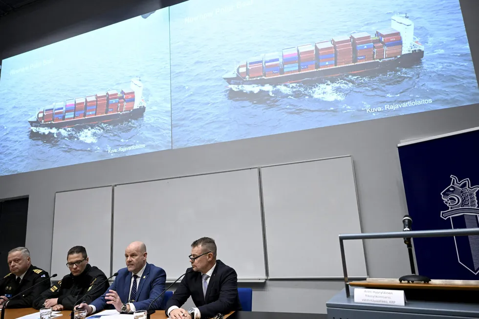 Finsk politi har etterforsket det Hongkongregistrerte frakteskipet «NewNew Polar Bear» som ble sett tett på gassrørledningen Balticconnector. Fra venstre: Toni Joutsia fra finsk marine, Markus Paljakka fra grensevakten, Risto Lohi og Robin Lardot fra Det nasjonale etterforskningsbyrået.