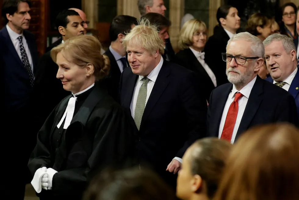 Statsminister Boris Johnson (i midten), her sammen med Labour-leder Jeremy Corbyn under åpningen av Parlamentet torsdag, vil komme i gang med brexitprosessen igjen fredag. Foto: Kirsty Wigglesworth / AP / NTB scanpix