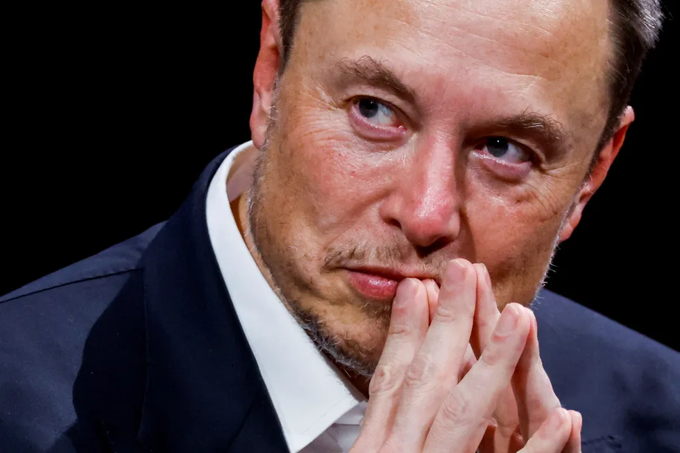 Elon Musk møter motstand mot sin sin lønnsavtale på 494 milliarder.