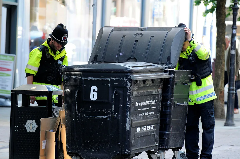 Politiet lette etter nye spor i Manchester torsdag, etter terrorangrepet. Foto: Rui Vieira/AP Photo