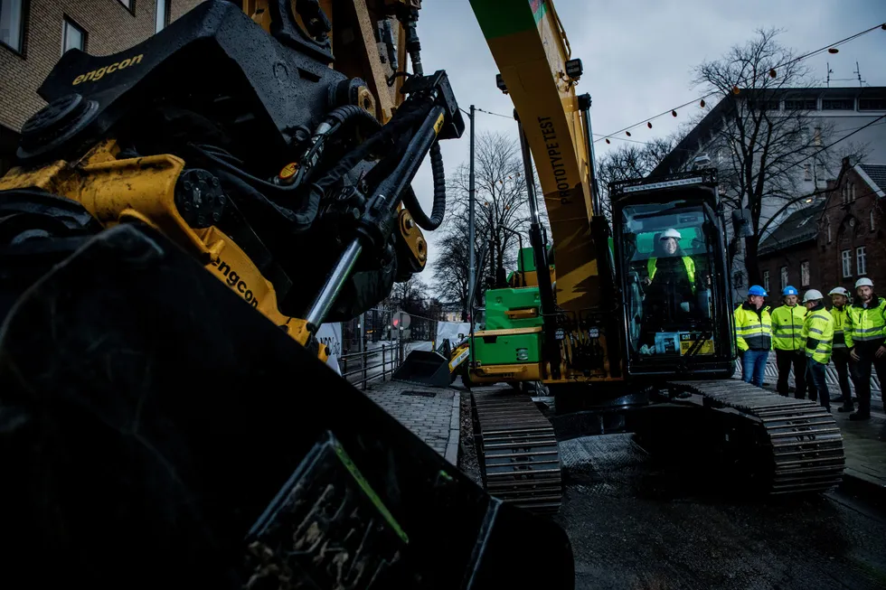 Tilgangen på store, elektriske anleggsmaskiner er svært begrenset, skriver artikkelforfatterne. Gravemaskin ombygd til eldrift, angivelig den første i verden, var i sving i Storgata i Oslo i 2018.