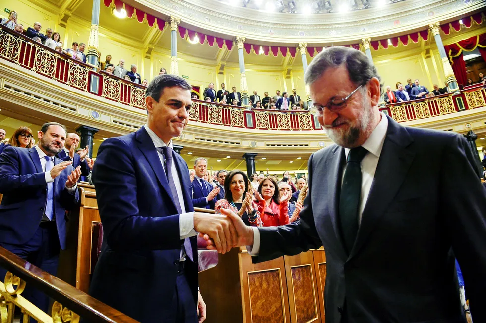 – Det har vært en ære. Lykke til videre, sa Mariano Rajoy (til høyre) fra talerstolen i parlamentet i Madrid, før han raskt trykket hånden til Spanias neste statsminister Pedro Sánchez og gratulerte. Foto: Philippe Marcou/Reuters/NTB Scanpix