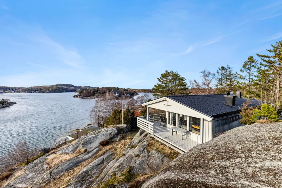 Det var svært stor interesse for hytta på Grindholmen i Sandefjord som ble lagt ut med en prisantydning på 3,7 millioner kroner. Den ble til slutt solgt for 5,85 millioner kroner, nær 60 prosent over prisantydning.