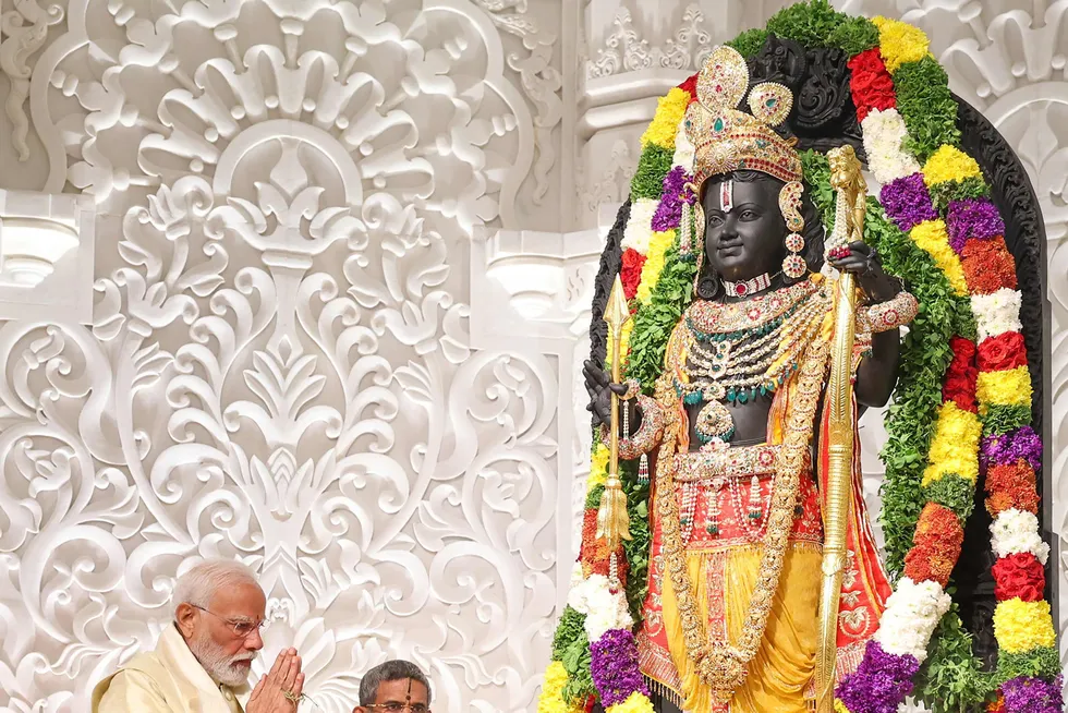 Indias statsminister Narendra Modi ber under innvielsen mandag av Rama-tempelet i delstaten Uttar Pradesh.