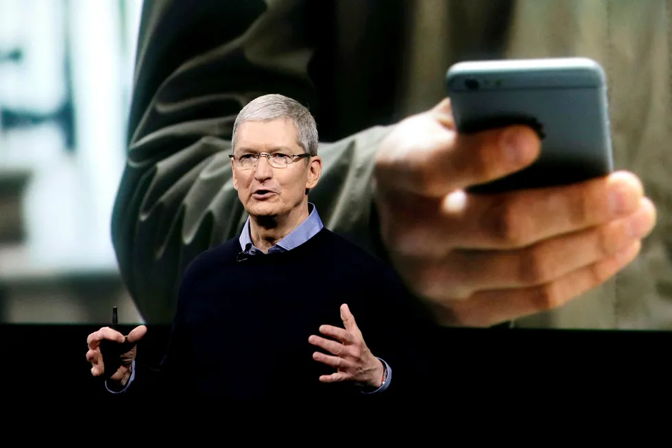 Apple-sjef Tim Cook er søkkrik. Foto: Marcio Jose Sanchez/Ap/NTB scanpix