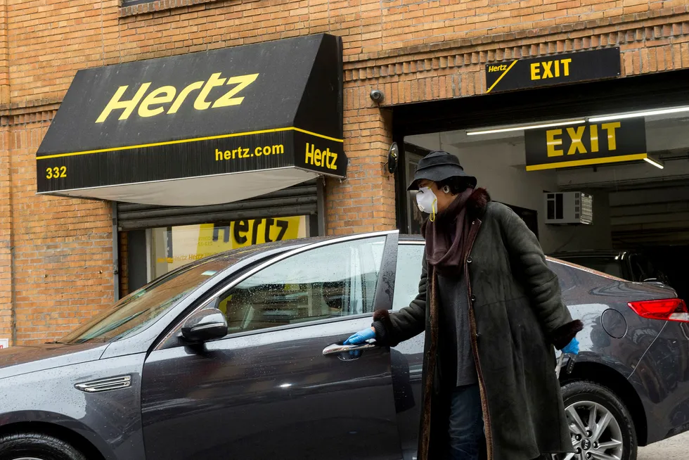En lege i New York henter bil hos Hertz. Bilutleieren tilbød helsepersonell i New York gratis billån under den mest alvorlige perioden i koronautbruddet som rammet byen. Betalende kunder har det vært færre av.