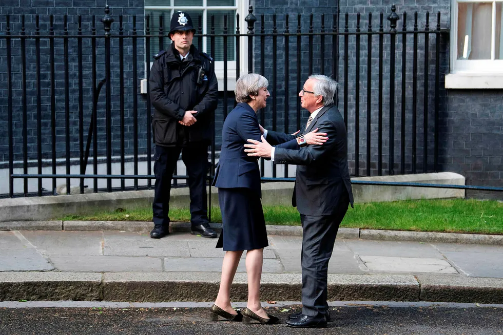 Statsminister Theresa May og Europakommisjonens president Jean-Claude Juncker møttes 26. april i London. Ifølge lekkasjer kan EØS være en midlertidig løsning for de to partene i brexit-forhandlingene. Foto: Justin Tallis/AFP/NTB Scanpix