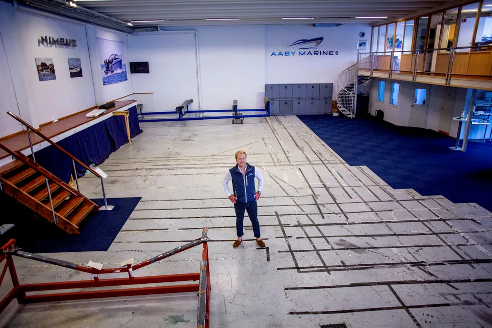 Båtselger Christoffer Olsen i et helt tomt lokale som følge av at de er helt utsolgt for nye båter.