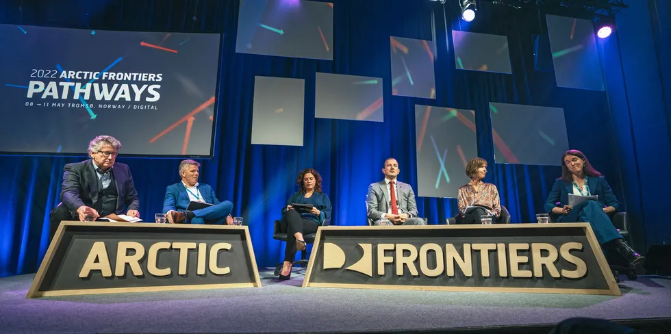 Paneldebatt på Arctic Frontiers om bærekraftig utvikling av havområdene. Fra venstre: Olavur Gregersen i Ocean Rainforest, fiskeriminister Bjørnar Selnes Skjæran, ordstyrer Anniken Fjelberg, EU-kommissær Virginijus Sinkevičius, Merete Kristiansen i Akvaplan Niva og Susan Hunt, teknologidirektør i Canada's Ocean Supercluster.