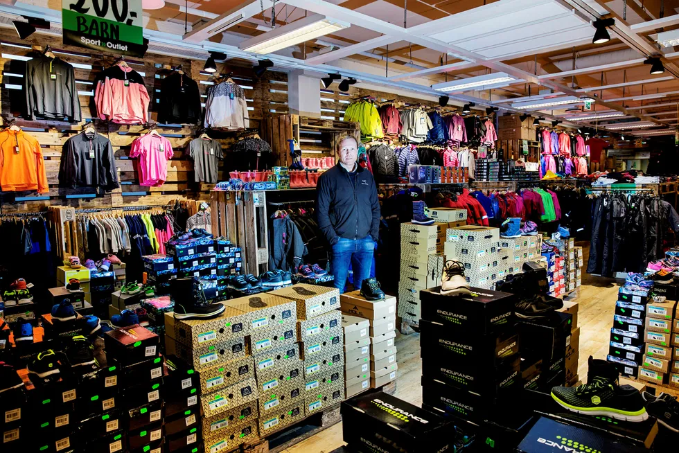 Tor-Andre Skeie er daglig leder i butikkjeden Sport Outlet, som tjener godt på billig sportsutstyr. Foto: Fredrik Bjerknes