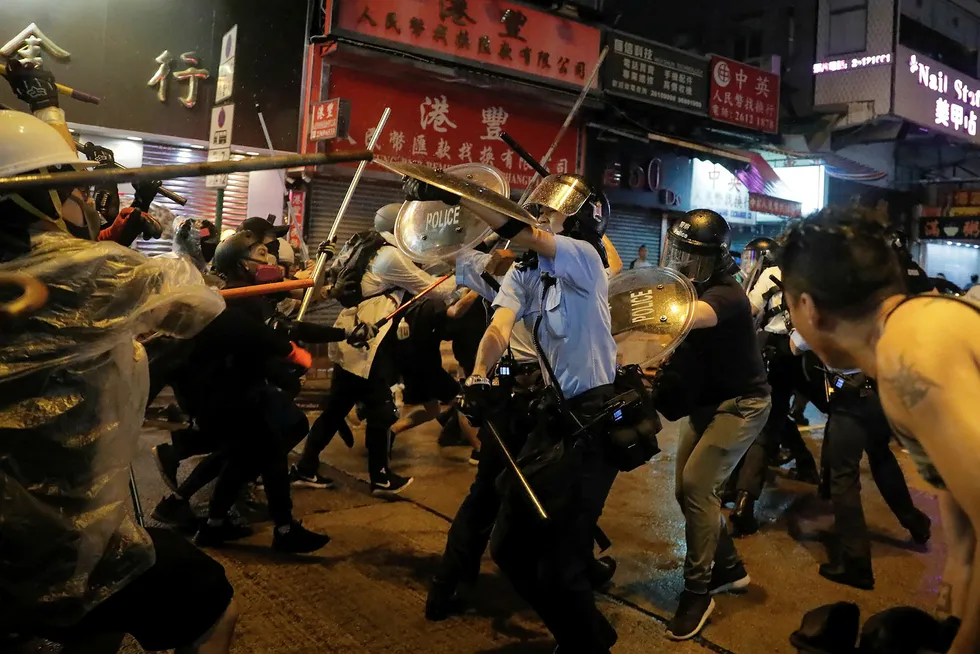 Sammenstøt mellom politi og demonstranter i Hongkong søndag.
