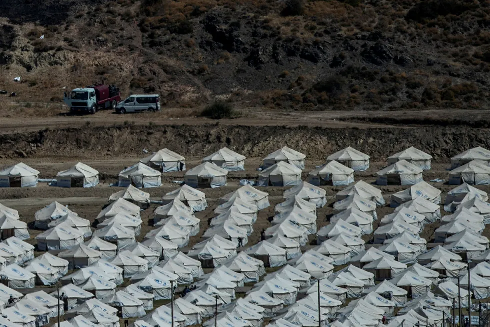 En midlertidig teltleir bygges opp for migrantene som mistet alt da Moria-leiren på Lesvos brant ned.