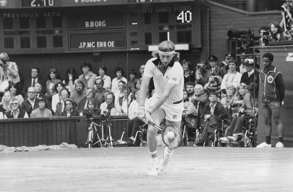 På banen. Björn Borg (bildet) vant over John McEnroe i Wimbledon 5. juli 1980, i det som regnes for å være tidenes tenniskamp. Boken «Wimbledon» går opp mesterskapets historie. Foto: Bob Dear/Ap/NTB scanpix