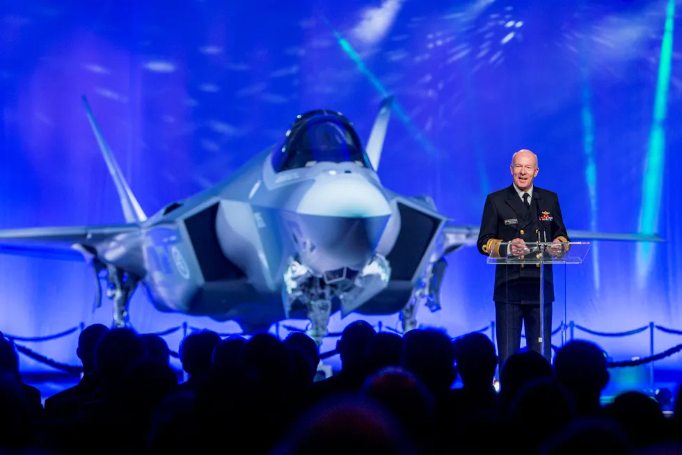 Forsvarssjef Haakon Bruun- Hanssen taler under en seremoni på Lockheed Martins fabrikk i Texas ved overleveringen av det første nye F35 jagerflyet. Nå har overgangen til nye jagerfly fått alvorlig kritikk fra Riksrevisjonen.