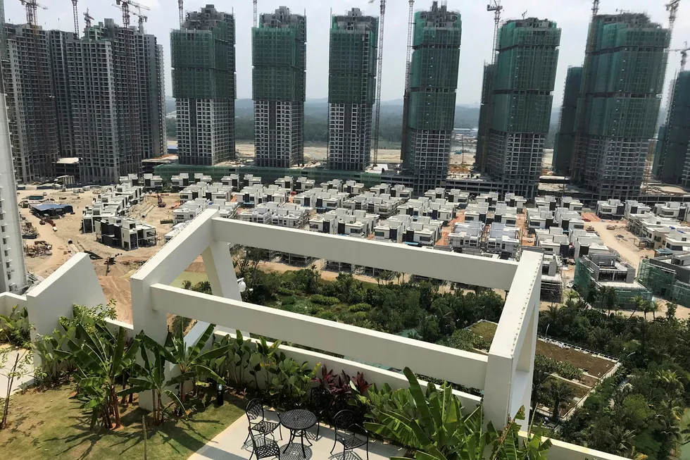 Forest City i Malaysia er Sørøst-Asias største og mest ambisiøse eiendomsprosjekt – finansiert med kinesisk kapital, bygd av kinesiske selskaper og solgt til i hovedsak kinesiske kjøpere. Planen er at det skal investeres over 800 milliarder kroner og bosette 700.000 mennesker. Nå setter statsministeren på bremsene.
