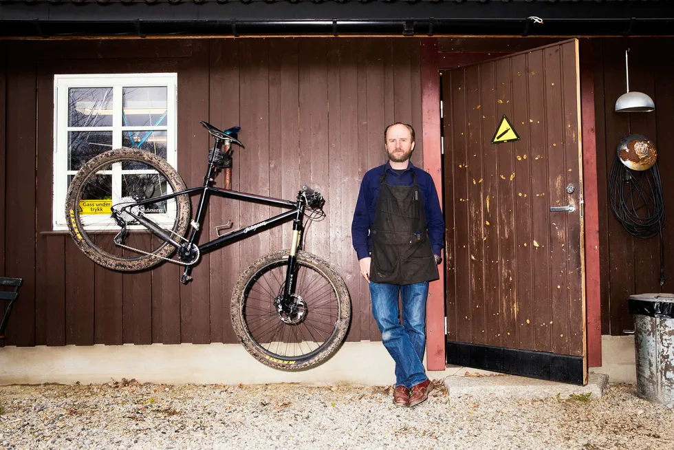 Truls Erik Johnsen er trolig Norges eneste som bygger sykkelrammer fra bunnen av. – Foto: Jimmy Linus