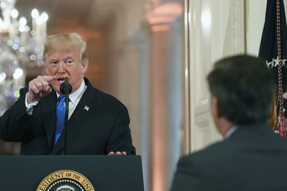 USAs president Donald Trump peker på journalisten Jim Acosta fra CNN under en pressekonferanse i Det hivte hus onsdag.
