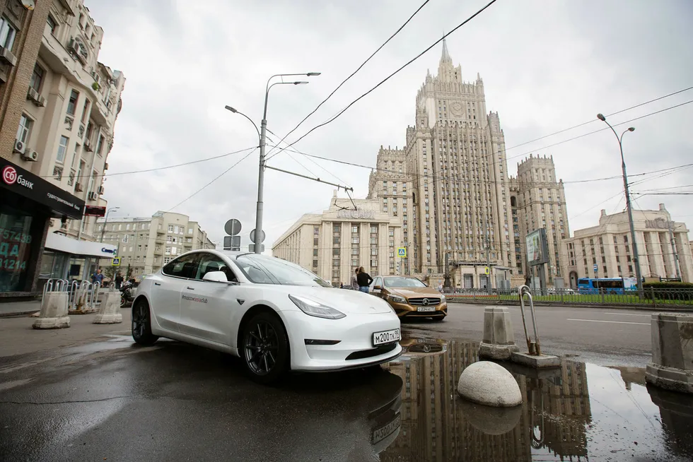 Tesla har som mål å produsere 5000 Model 3 og 2000 Model S og X i uken i tredje kvartal. Her er en Model 3 parkert utenfor utenriksdepartementet i Moskva. Foto: Andrey Rudakov/Bloomberg