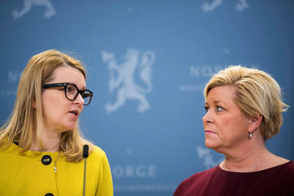 Finansminister Siv Jensen (til høyre) fikk tirsdag overlevert OECDs nye landrapport for Norge fra organisasjonens visegeneralsekretær Mari Kiviniemi. Foto: Berit Roald / NTB scanpix