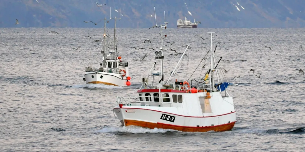 Sjarkene «Ada M» (nærmest) og «Johanne» fotografert nylig på vei inn til levering på Skjervøy. Om bord på «Ada M» forteller skipper August Karlsen fra Svolvær at han avventer i det lengste med ERS og VMS med anke på eventuelle endringer i siste liten. Men han regner egentlig med at det går mot snarlig montering av utstyr. Om bord på «Johanne» har Anders Krane Johansen allerede nødvendig elektronikk på plass.