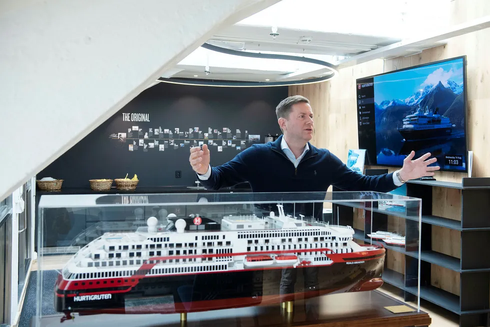 Hurtigrutens toppsjef Daniel Skjeldam sier det kan bli flere hybridskip eller oppkjøp av andre selskaper. Her med en modell av MS «Roald Amundsen».