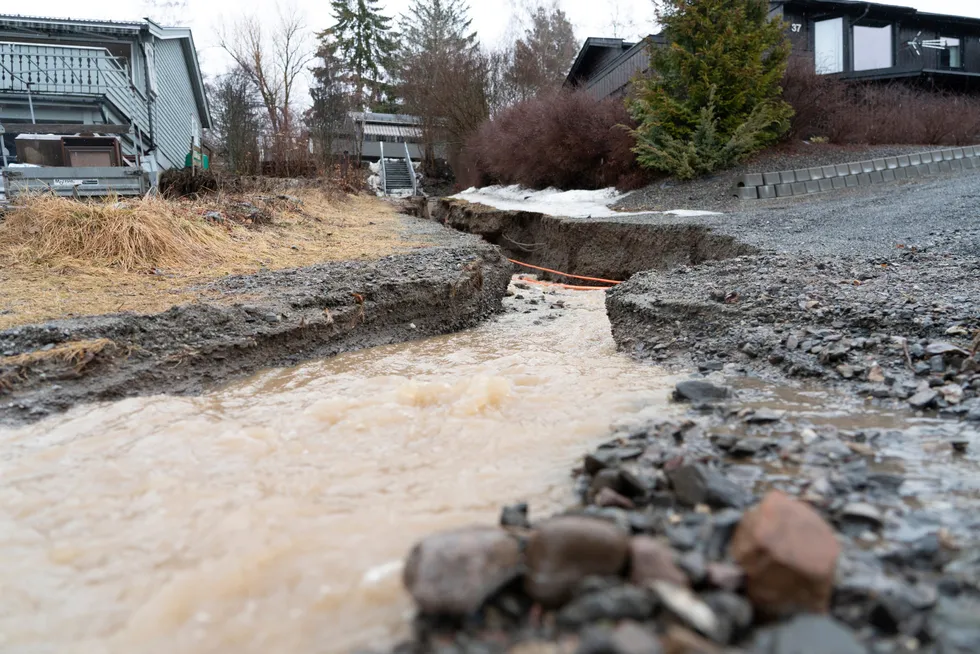 Fredag forsøkte Statens vegvesen å begrense skader etter at regnvær og is ga vann på avveie fra elven Vismunda, som renner under E6 ved Biri i Innlandet.