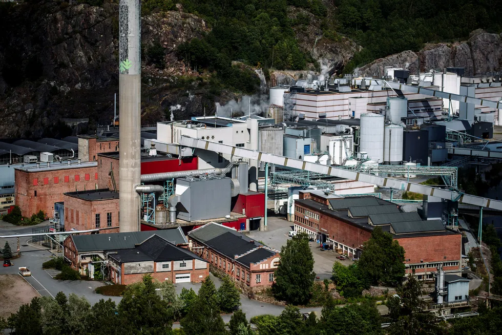 Siden kreditorene nå tar over kontrollen av Norske Skog er egenkapital utradert og aksjonærene har tapt alt. Her Norske Skog Saugbrugs i Halden. Foto: Fartein Rudjord
