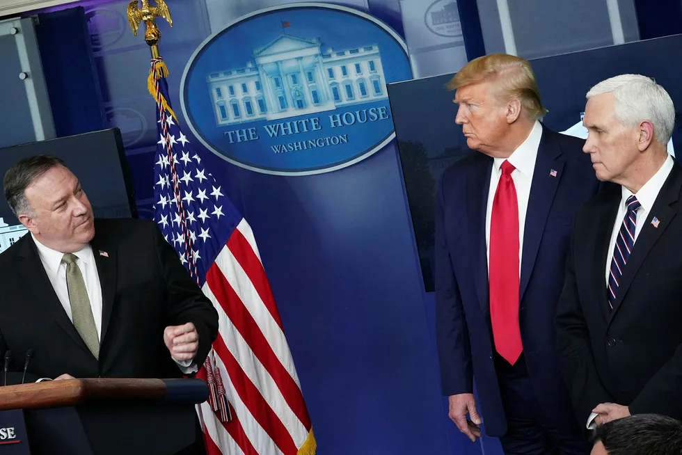 USAs utenriksminister Mike Pompeo (til venstre) sier president Donald Trump vil komme med en kunngjøring om kort tid. Til høyre står visepresident Mike Pence. Her i forbindelse med en pressebrief om koronaviruset i april.