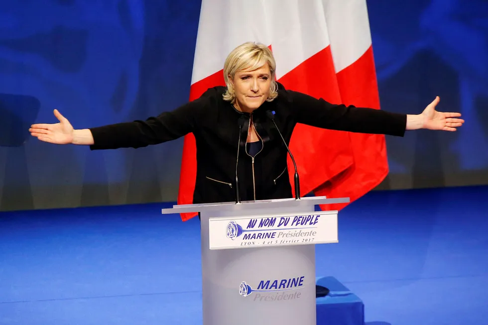 Frankrikes presidentkandidat fra ytre høyre, Marine Le Pen, la frem sitt valgprogram søndag. Foto: Michel Euler/AP/NTB scanpix