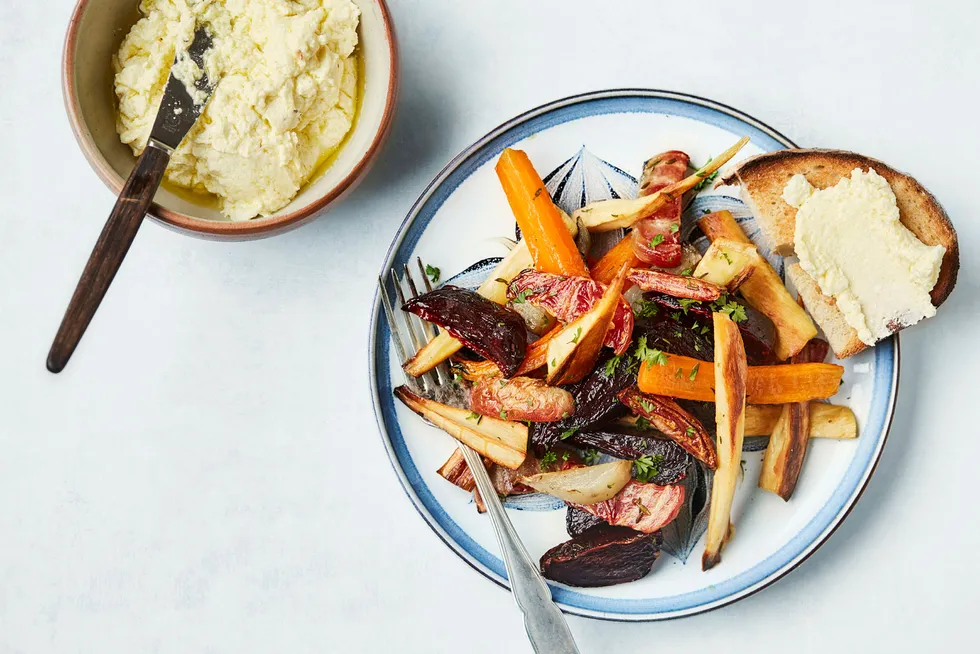 Har du rotgrønnsaker liggende i kjøleskapet? Da kan du lage en billig, velsmakende middag av rotgrønnsaker med ostekrem.