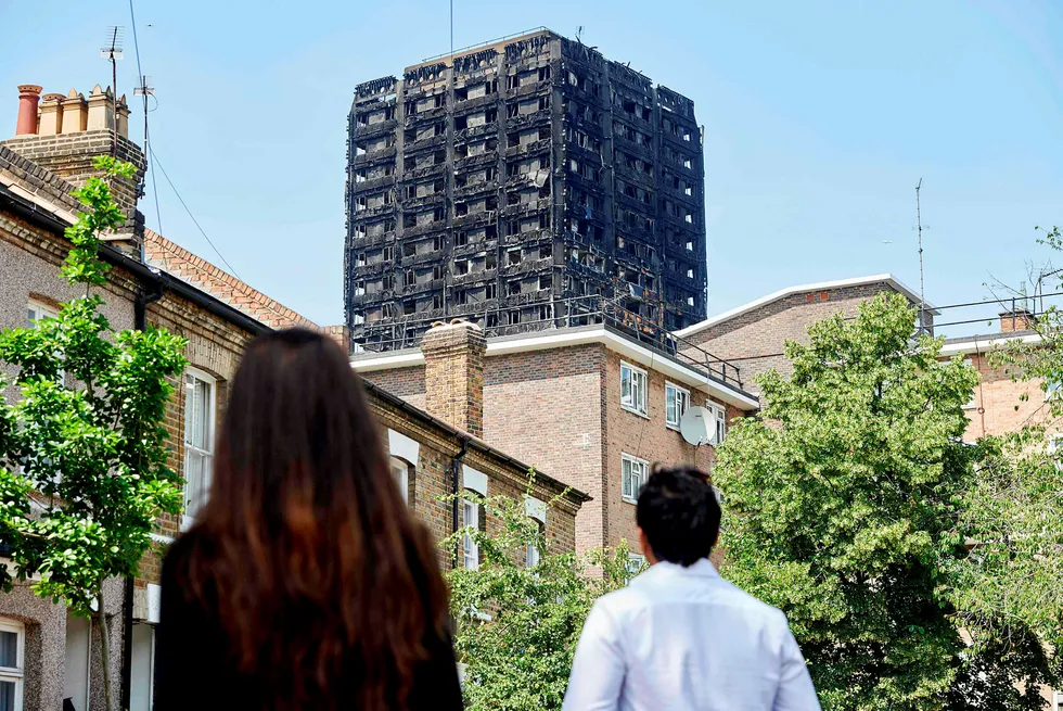 Etter brannen i Storbritannia 14. juni 2017 er det oppdaget at omtrent 600 høyblokker har brannfarlige fasadeplater som minner om de som ble brukt i blokken som brant. Foto: Niklas Hallen/AFP/NTB Scanpix