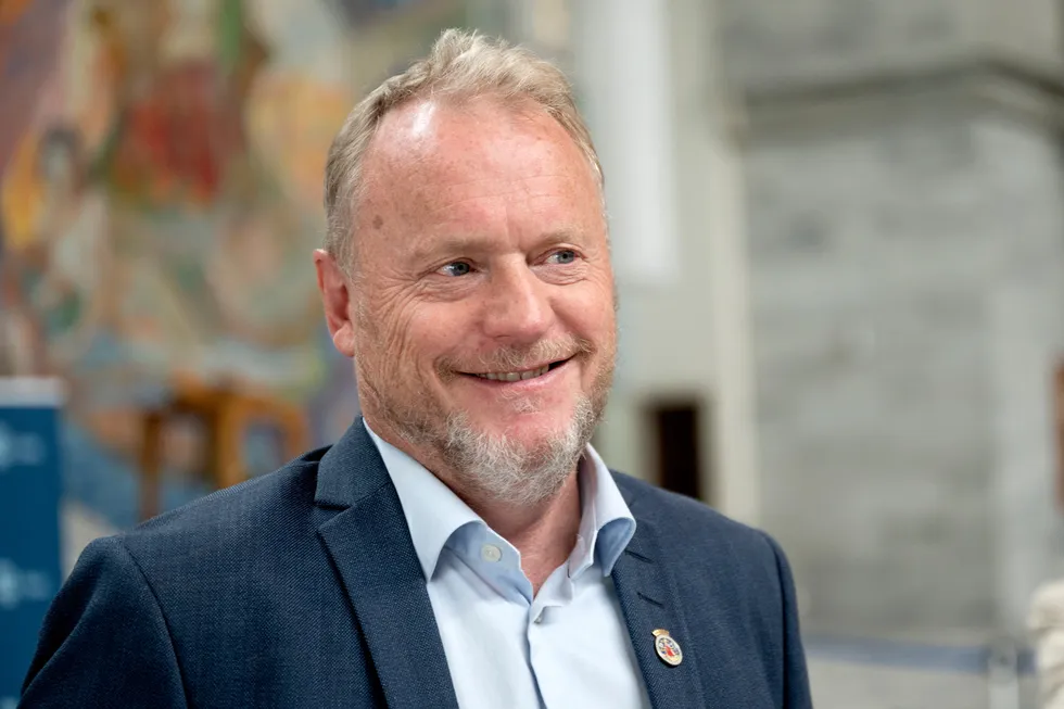 Byrådsleder Raymond Johansen (Ap) i Oslo forbeholder statens pris- og lønnskompensasjonen til kommunens egne, skriver Ingunn Moser.