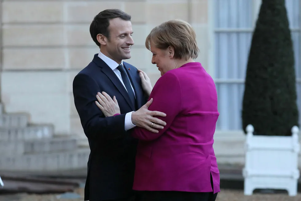 Frankrikes president Emmanuel Macron tar imot Tysklands forbundskansler Angela Merkel i Elysee-palasset i Paris. Foto: LUDOVIC MARIN