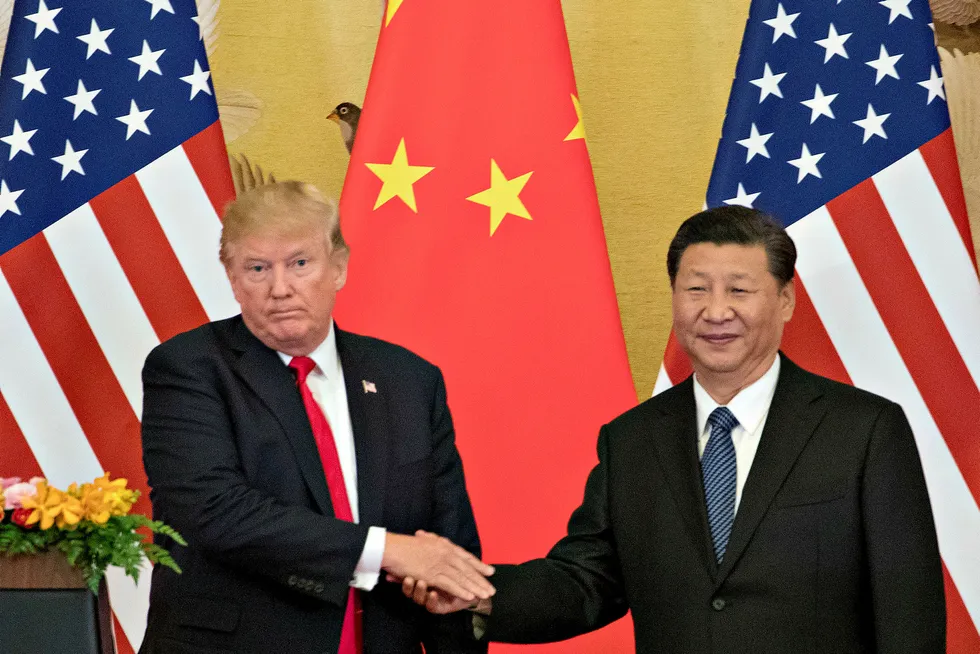 USAs president, Donald Trump, og Kinas president, Xi Jinping, håndhilser anstrengt da de møttes i november i Beijing i november i fjor.